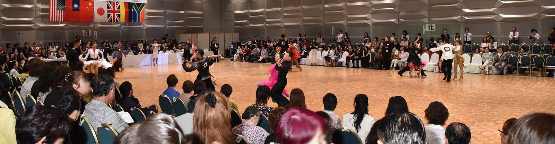 迫力のパフォーマンスを最前列で